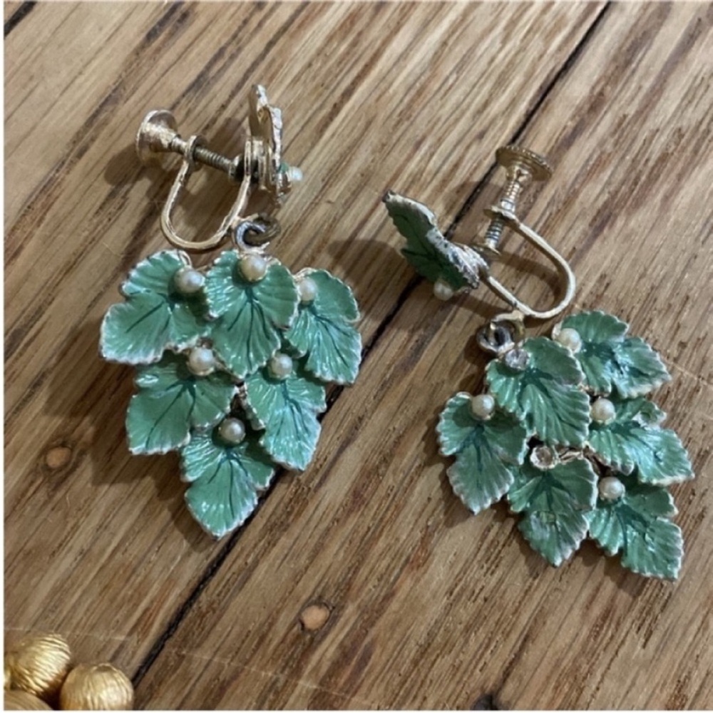 Vintage green leaf screw back earrings